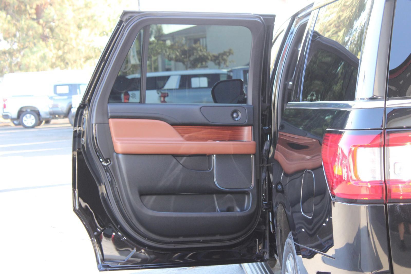 Used 2018 Lincoln Navigator L Reserve w/ Technology Package AWD/4WD image 13