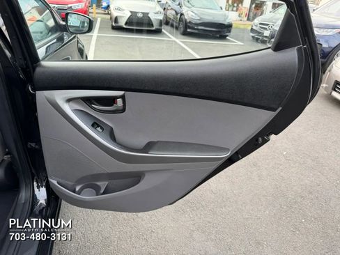 Used 2016 Hyundai Elantra SE image 17