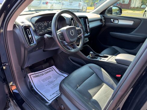 Used 2020 Volvo XC40 T5 Momentum image 11
