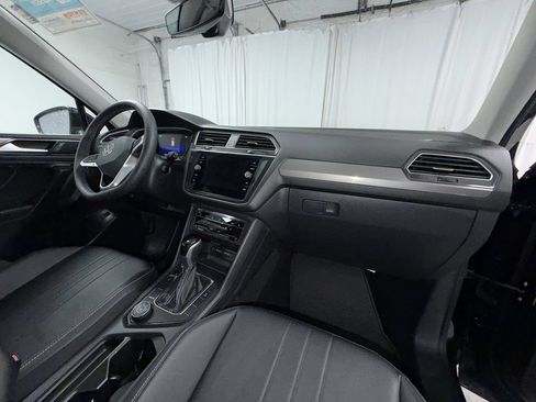 Used 2024 Volkswagen Tiguan SE w/ Panoramic Sunroof Package AWD/4WD image 6