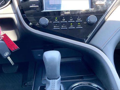 Used 2020 Toyota Camry LE FWD image 32