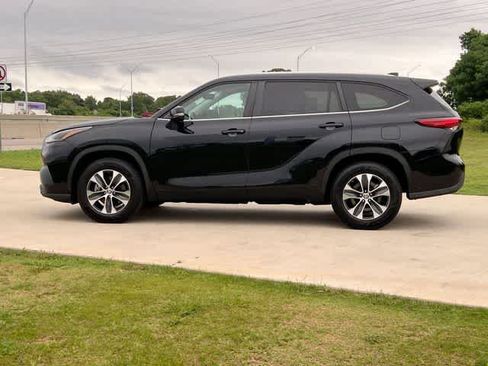 Used 2023 Toyota Highlander XLE FWD image 4