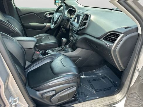 Used 2020 Jeep Cherokee Latitude Plus AWD/4WD image 6