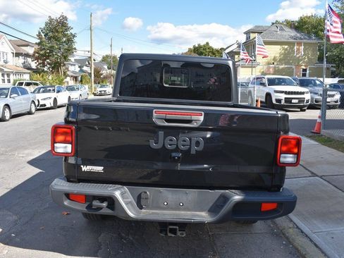 Used 2022 Jeep Gladiator Sport image 7