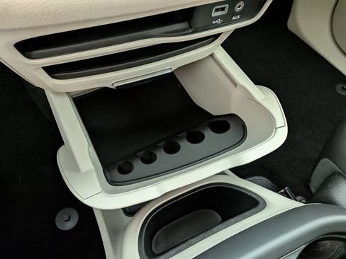 Used 2019 Chrysler Pacifica Limited FWD image 9