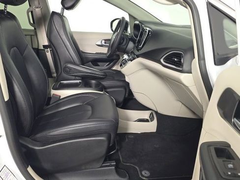 Used 2024 Chrysler Pacifica Touring-L image 32