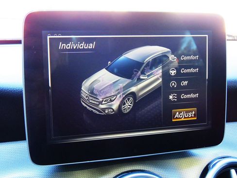 Used 2018 Mercedes-Benz GLA 250 4MATIC w/ Premium Package image 32