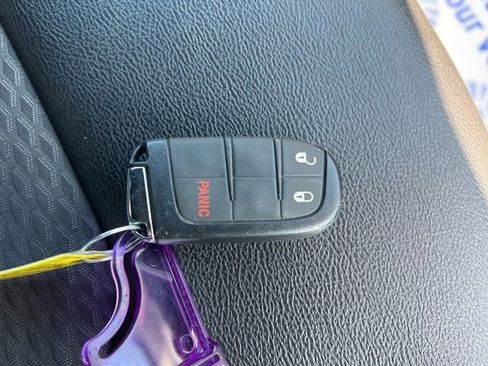 Used 2023 Jeep Compass Latitude image 36