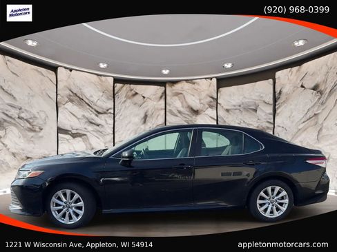 Used 2018 Toyota Camry LE FWD image 3