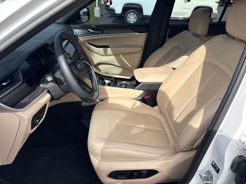 Used 2023 Jeep Grand Cherokee Limited w/ Black Appearance Package image 9