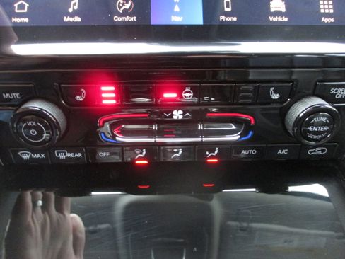 Used 2023 Jeep Grand Cherokee Limited w/ Black Appearance Package image 22