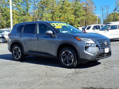 Used 2024 Nissan Rogue SV image 2