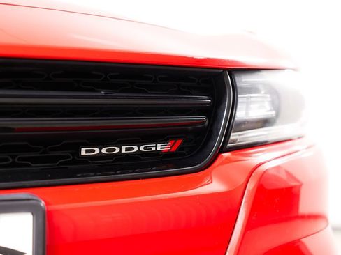 Used 2019 Dodge Charger SXT image 4