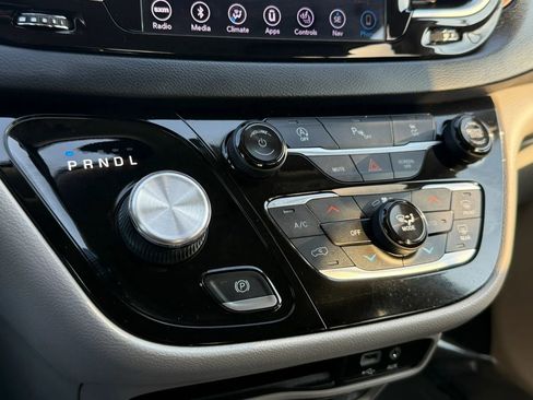 Used 2018 Chrysler Pacifica Touring-L Plus image 47