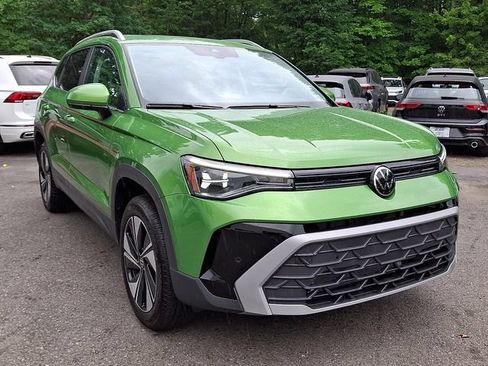 Certified 2025 Volkswagen Taos SE AWD/4WD image 2
