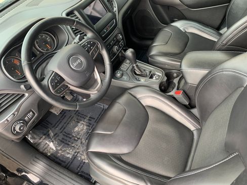 Used 2019 Jeep Cherokee Latitude Plus image 12