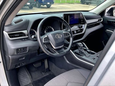 Certified 2024 Toyota Highlander LE FWD image 17