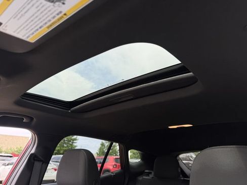 Used 2024 Chevrolet Trax RS w/ Sunroof Package FWD image 24