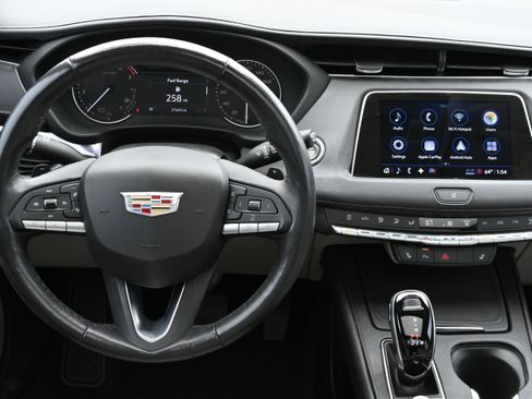 Used 2023 Cadillac XT4 Luxury w/ Cold Weather Package FWD image 16