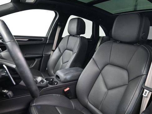 Certified 2023 Porsche Macan AWD/4WD image 5