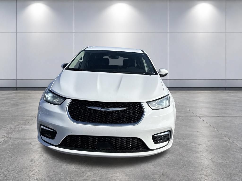 Used 2023 Chrysler Pacifica Touring-L FWD image 2