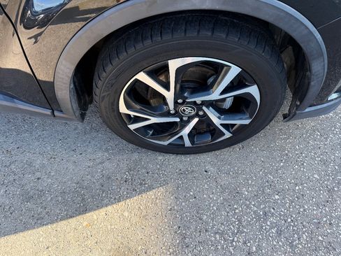 Used 2018 Toyota C-HR XLE FWD image 12