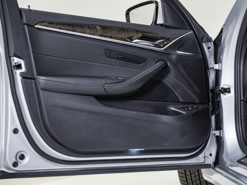 Used 2019 BMW 530e xDrive w/ Convenience Package image 26