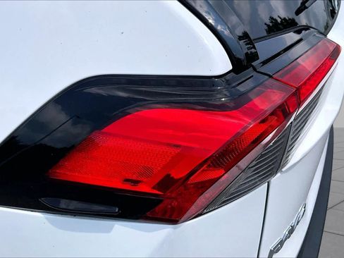Used 2022 Toyota RAV4 LE AWD/4WD image 28