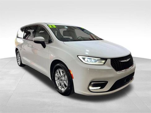 Used 2023 Chrysler Pacifica Touring-L FWD image 3