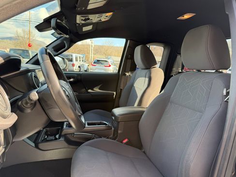 Used 2019 Toyota Tacoma TRD Off-Road image 12