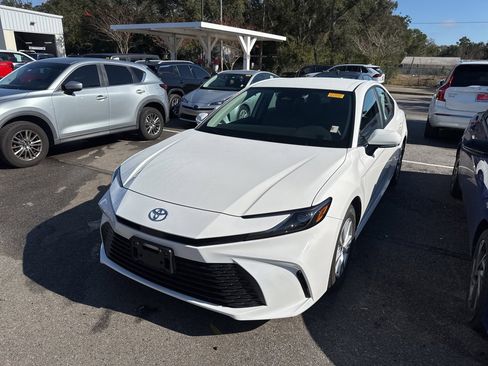 Used 2025 Toyota Camry LE image 1