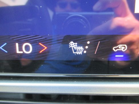 Used 2025 Chevrolet Equinox EV LT w/ Comfort Package AWD/4WD image 19