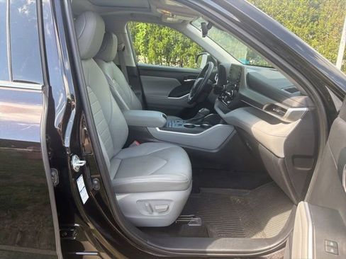 Used 2021 Toyota Highlander XLE AWD/4WD image 21