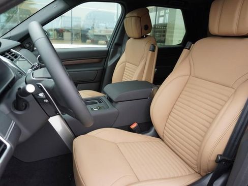 New 2024 Land Rover Discovery Dynamic SE image 9