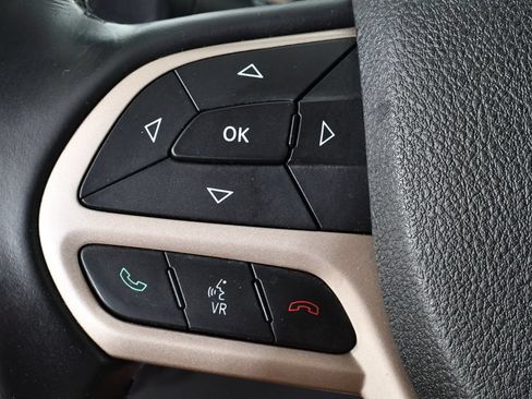 Used 2017 Jeep Cherokee Latitude AWD/4WD image 32