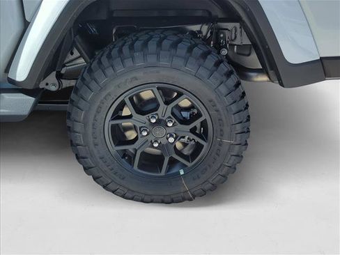 New 2025 Jeep Gladiator High Tide image 10