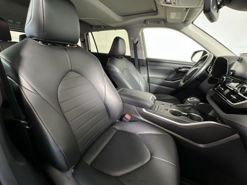 Used 2021 Toyota Highlander XLE AWD/4WD image 27