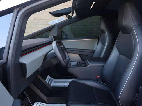 Used 2025 Tesla Cybertruck AWD Crew Cab image 18