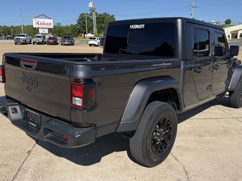 Used 2023 Jeep Gladiator Sport AWD/4WD image 6