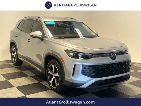 Certified 2025 Volkswagen Tiguan SE FWD image 1