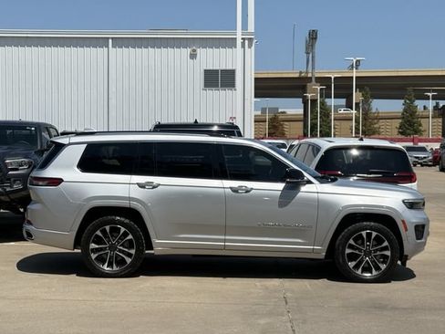 Used 2021 Jeep Grand Cherokee L Overland w/ Luxury Tech Group IV AWD/4WD image 3