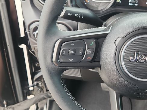 Used 2025 Jeep Wrangler Unlimited Rubicon AWD/4WD image 16
