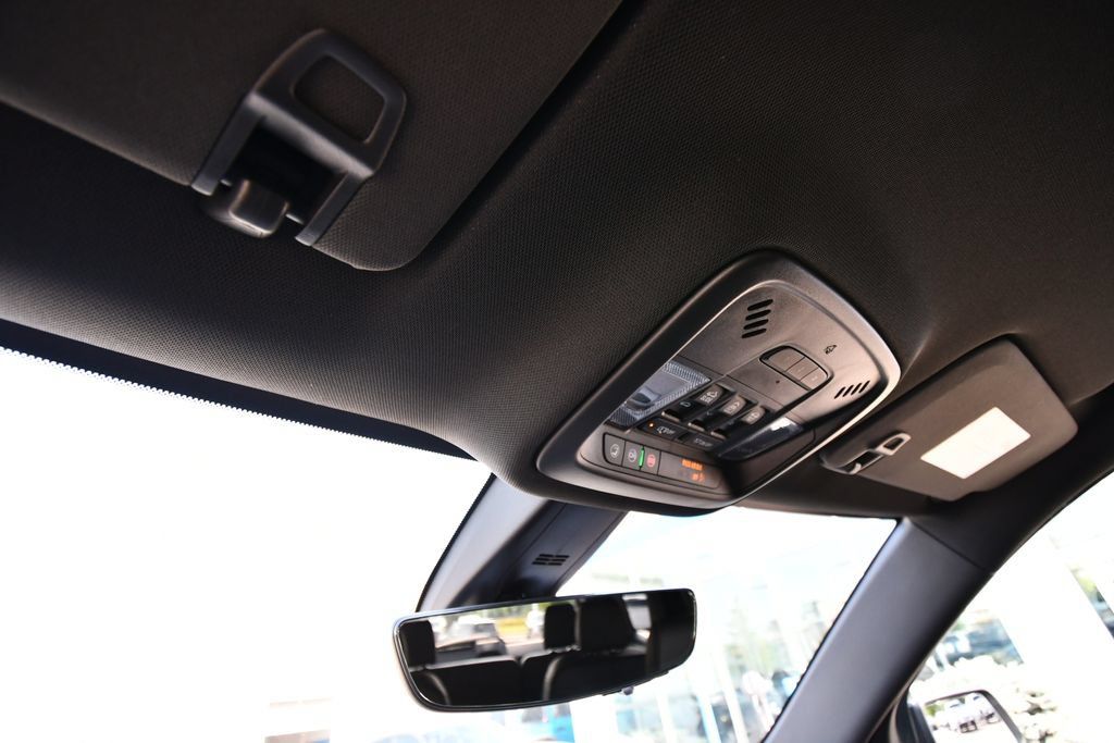 Used 2024 Chevrolet Traverse RS AWD/4WD image 34