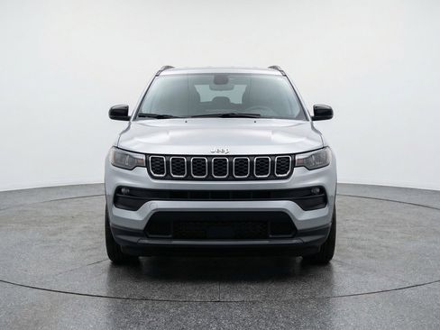 Used 2025 Jeep Compass Latitude image 2