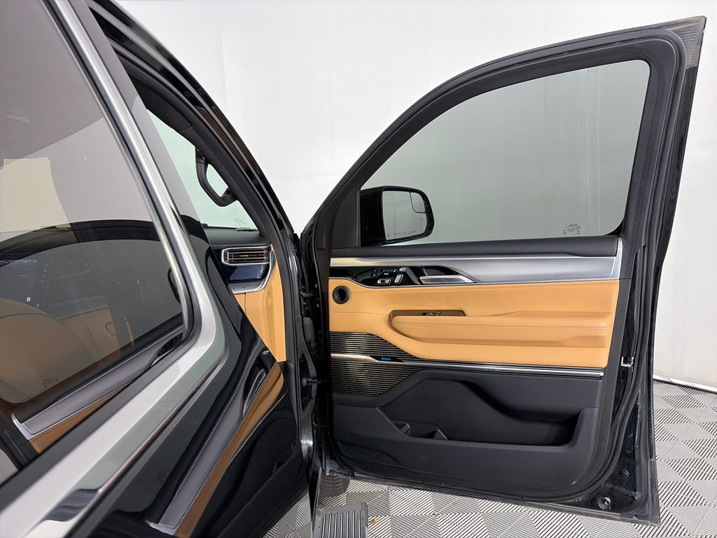 Used 2023 Jeep Grand Wagoneer Series III AWD/4WD image 30
