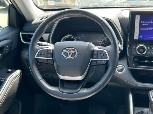 Used 2023 Toyota Highlander Bronze Edition FWD image 44