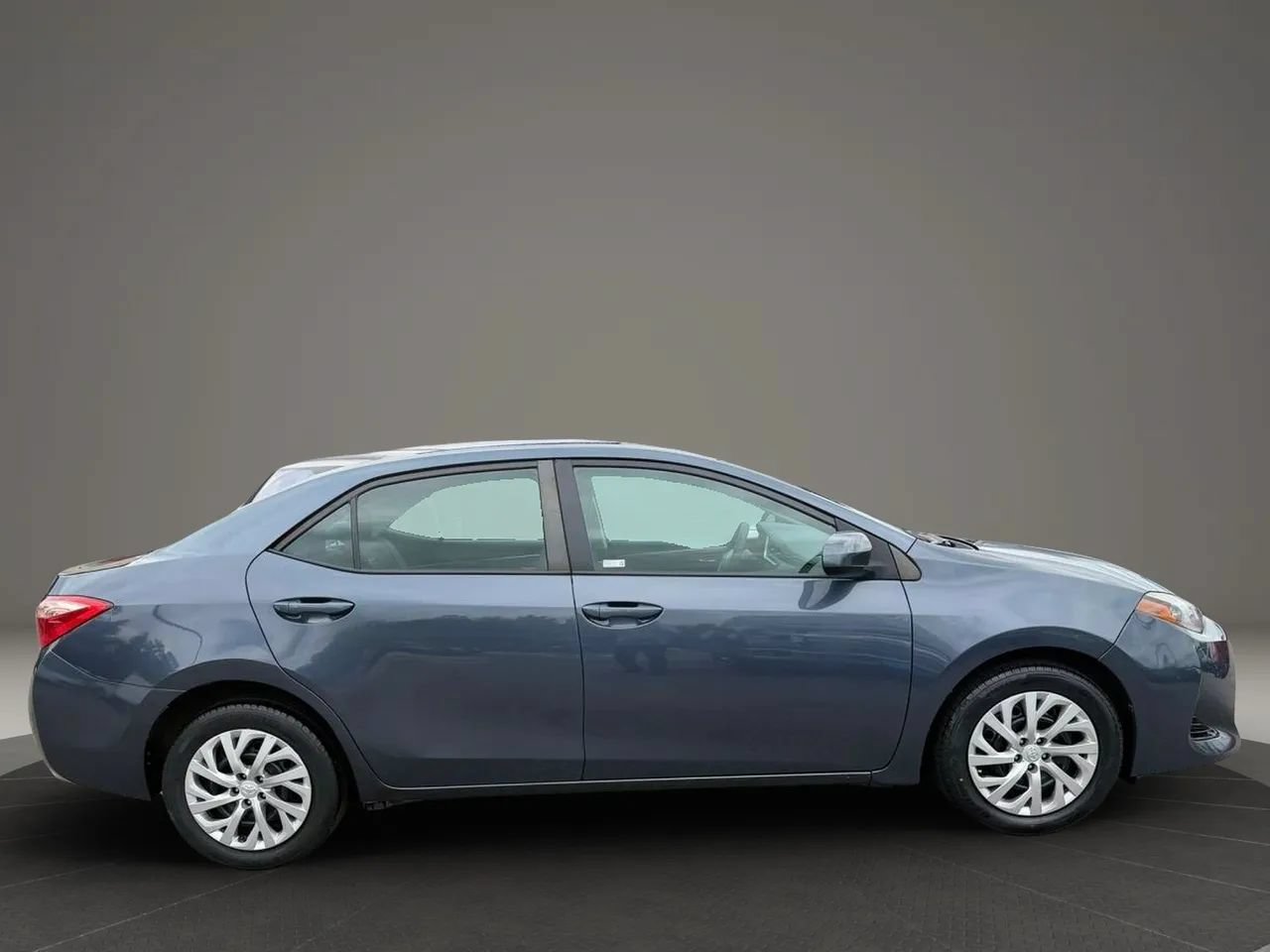 Used 2017 Toyota Corolla LE w/ Carpet Mat Package (TMS) FWD image 2