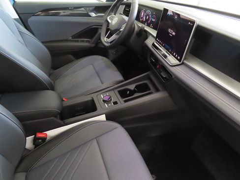 New 2026 Volkswagen Tiguan SE FWD image 26