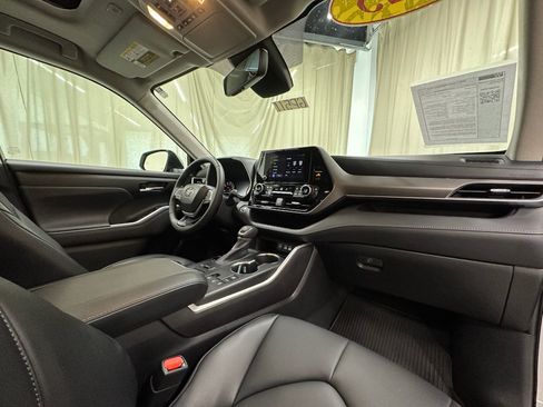Used 2023 Toyota Highlander XLE AWD/4WD image 16