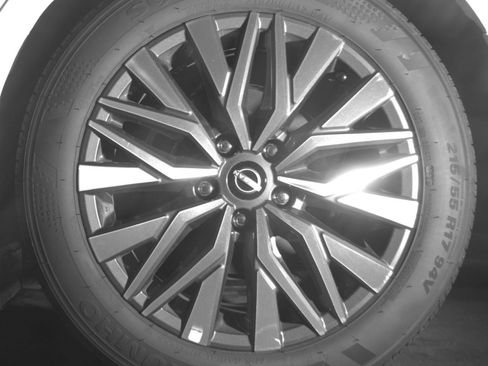 Used 2025 Nissan Altima 2.5 SV FWD image 14
